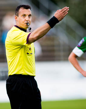 Domaren Dragan Bajac från Haninge i matchen mellan