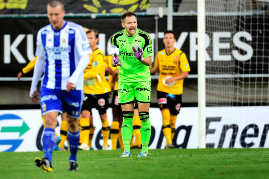 IFK Göteborgs målvakt John Alvbåge peppar laget