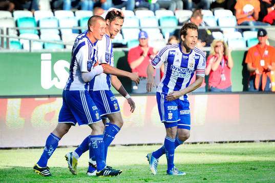 IFK Göteborgs Philip Haglund kramas om