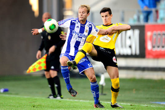 IFK Göteborgs Robin Söder i kamp om bollen med Mjällbys