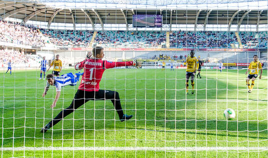IFK Göteborgs Tobias Hysén nickar bollen till 1-1