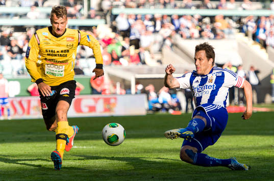 IFK Göteborgs Tobias Hysén (h) skjuter mot mål och