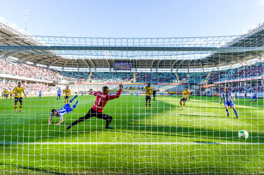 IFK Göteborgs Tobias Hysén nickar bollen till 1-1