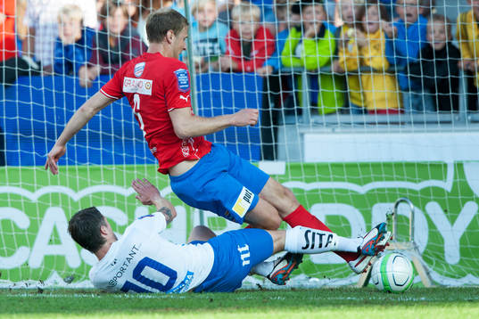 Mario Vasilj, Öster, räddar öppet mål framför Gunnar