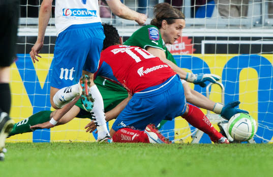 Jättechans Pablo Pinones Arce, Öster, men David Mitov
