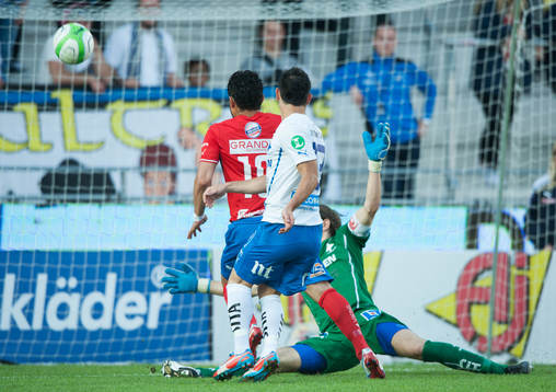 Pablo Pinones Arce, Öster, jättechans i början av matchen