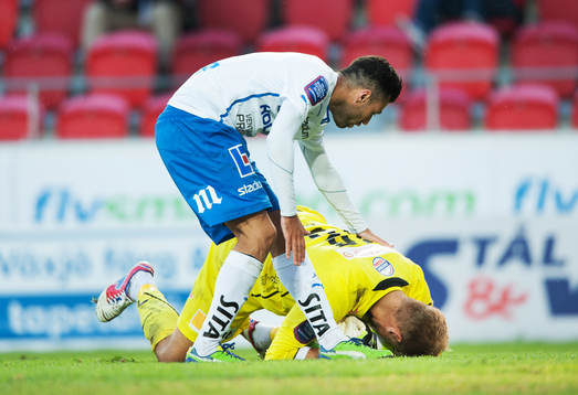 Imad Khalili, Norrköping, trampar på Alexander Nadj,