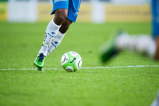 Fot, boll, fotboll, gräs, fotbollsskor, bollkontroll