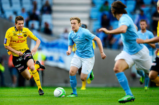 Malmö FFs Emil Forsberg driver upp bollen