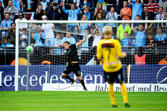 Malmö FFs målvakt Johan Dahlin räddar ett skott