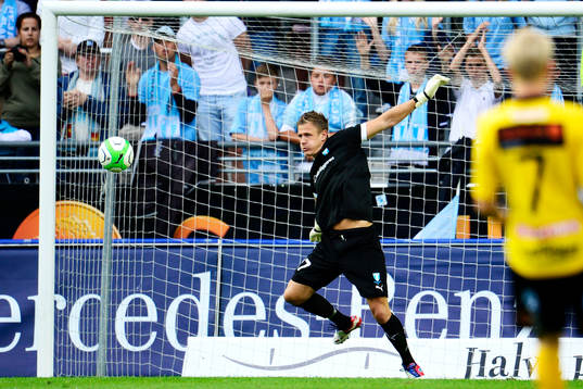 Malmö FFs målvakt Johan Dahlin räddar ett skott