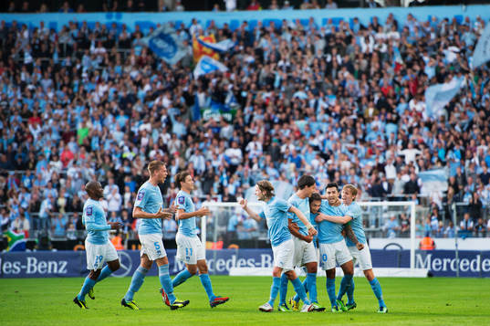 Malmö FFs Jiloan Hamad kramas om
