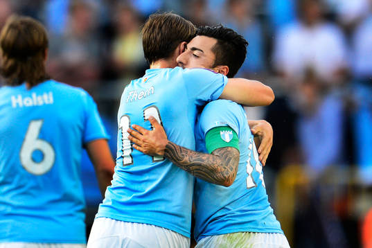 Malmö FFs Jiloan Hamad kramas om av Simon Thern