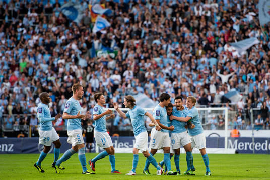 Malmö FFs Jiloan Hamad har gjort 1-0 och Erik Friberg,