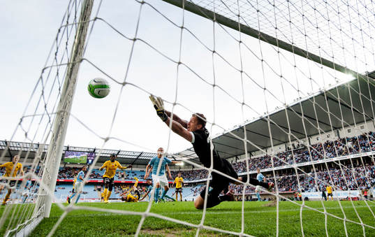 Malmö FFs målvakt Johan Dahlin ser bollen gå i stolpen