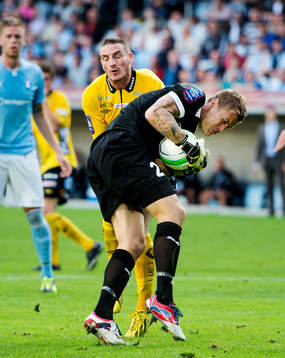 Elfsborgs James Keene krockar med Malmö FFs målvakt Johan