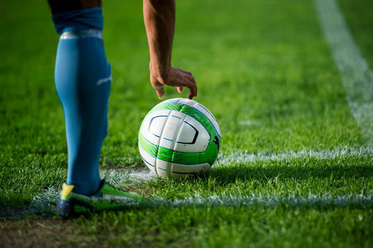 Malmö FFs Jiloan Hamad lägger bollen till rätta för en