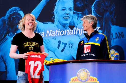 Sveriges målvakt Hedvig Lindahl och förbundskapten Pia