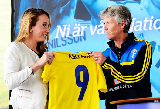 Sveriges Kosovare Asllani och förbundskapten Pia Sundhage