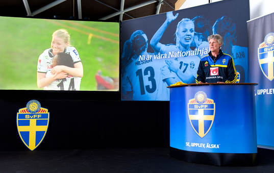 Sveriges förbundskapten Pia Sundhage presenterar Jenny