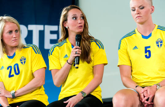 Sveriges Kosovare Asllani svarar på frågor