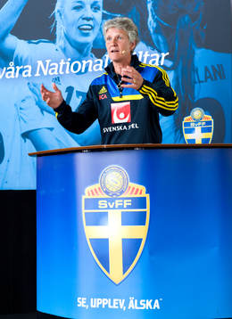 Sveriges förbundskapten Pia Sundhage presenterar