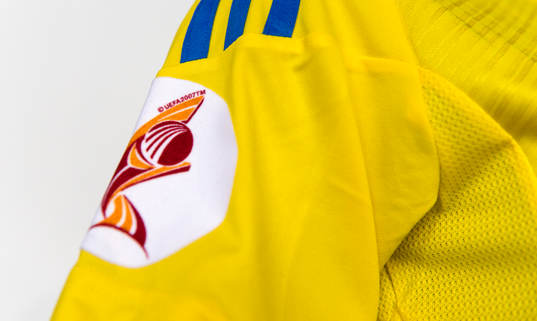 Svensk landslagströja med emblem för UEFA womens euro på