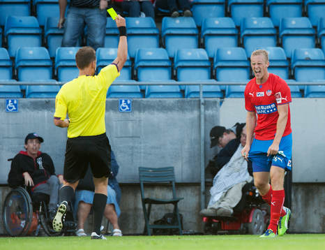 Utvisning, Peter Larsson, Helsingborg, får sitt andra gula