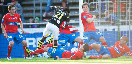 Kennedy Igboananike, AIK, har fått ner halva Helsingborg