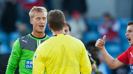 Pär Hansson, målvakt, Helsingborg, klagar hos domaren