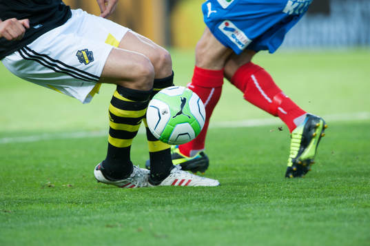 Fot, fötter, boll, gräs, närkamp, fotbollsskor,