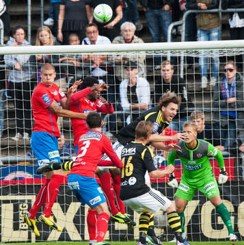 Duell framför Pär Hansson, i mål, Robin Simovic,