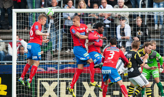 Duell framför Pär Hansson, i mål, Peter Larsson och