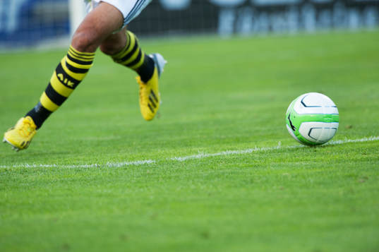 Fot, boll, gräs, fotbollsskor Adidas, fotbollsstrumpor,