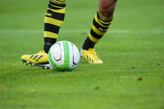 Fot, boll, gräs, fotbollsskor Adidas, fotbollsstrumpor,