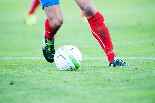 Fot, boll, gräs, fotbollsskor, fotbollsstrumpor