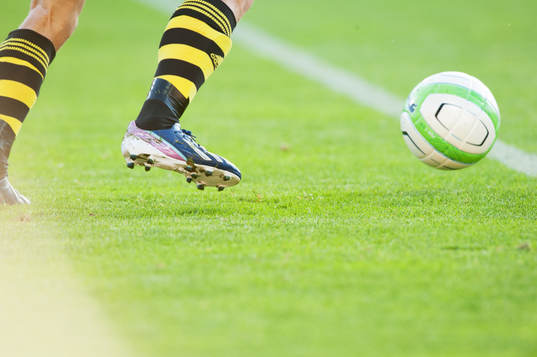 Fot, boll, gräs, fotbollsskor Adidas, fotbollsstrumpor