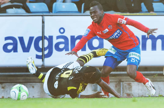 Joseph Baffo, Helsingborg, bringar Martin Mutumba,