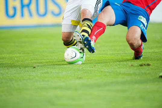 Fot, boll, gräs, fotbollsskor Adidas, fotbollsstrumpor,