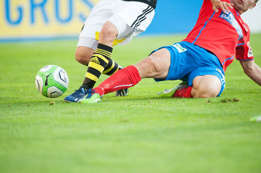 Fot, boll, gräs, fotbollsskor Adidas, fotbollsstrumpor,