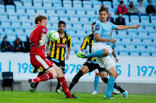 Malmö FFs Markus Halsti försöker få bollen i mål bakom