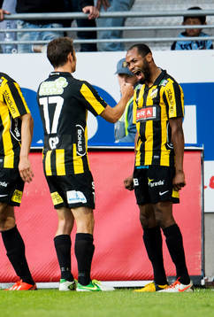 Häckens Rene Makondele jublar med Björn Anklev