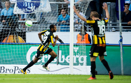 Häckens Rene Makondele har gjort 2-0 och jublar