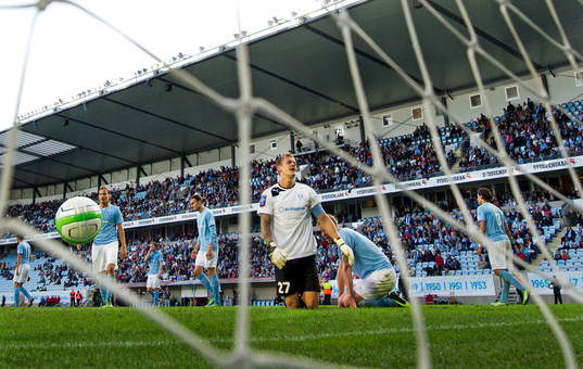 Häckens Rene Makondele gör 2-0 bakom Malmö FFs målvakt