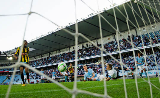 Häckens Rene Makondele gör 2-0 bakom Malmö FFs målvakt