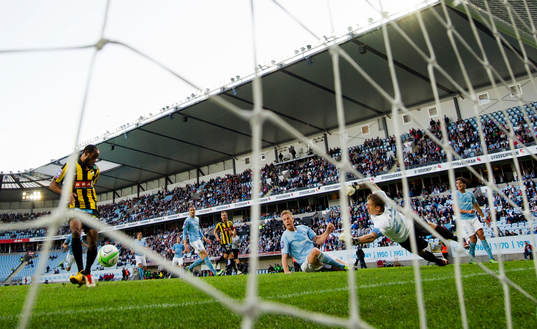 Häckens Rene Makondele gör 2-0 bakom Malmö FFs målvakt