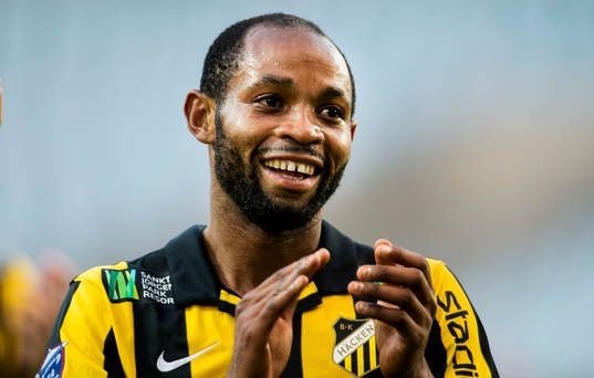 Häckens tvåmålsskytt Rene Makondele jublaer