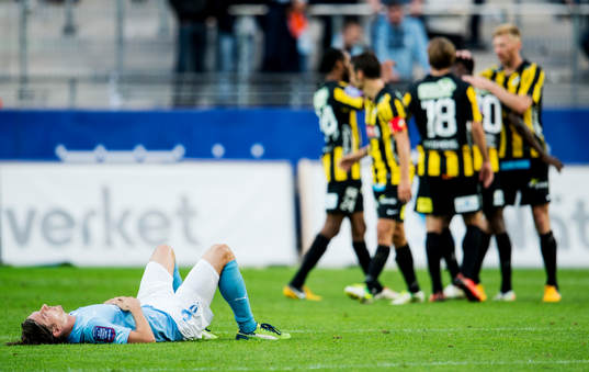 Malmö FFs Markus Halsti deppar samtidigt som Häcken jublar