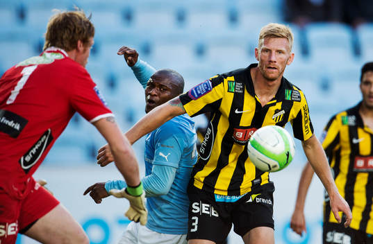 Malmö FFs Tokelo Rantie blir undantryckt av Häckens