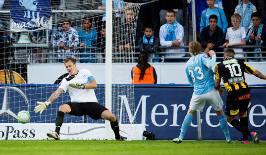 Häckens skjuter in 1-0 bakom Malmö FFs  målvakt Johan